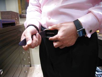 正しいベルトの付け方 外し方 Elliot Rhodes London